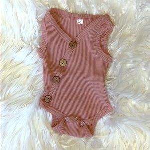 Sleeveless onesie 0-3 months